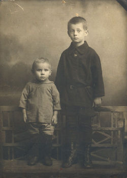 Сыны Францішка Аляхновіча Юрка (справа) і Казік (злева) у часе яго ссылкі на Салавецкіх астравах