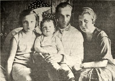 Галадзед Мікалай Мацвеевіч з Верай Сцяпанаўнай, дачкой Валянцінай і сынам Леанідам, 1934 г.